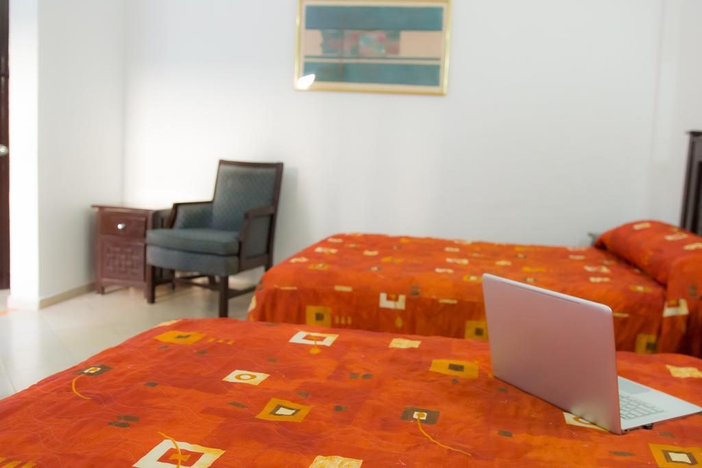 Habitación con dos camas dobles en Hotel Zirahuén
